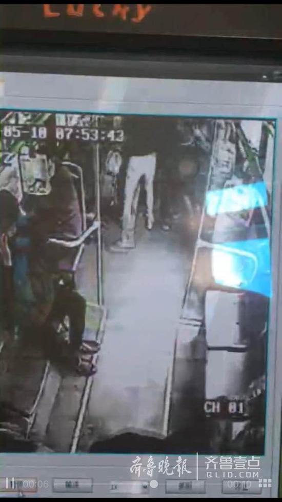 小米手機(jī)公交上自燃：疑似紅米3電池短路-鋒巢網(wǎng)