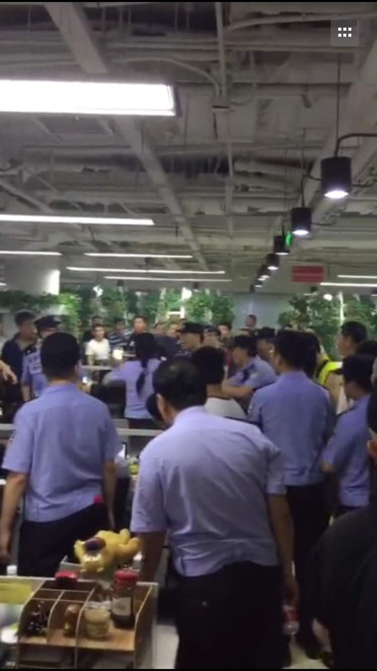 易到總部被司機(jī)圍攻：聲討司機(jī)與警察險發(fā)生沖突-鋒巢網(wǎng)