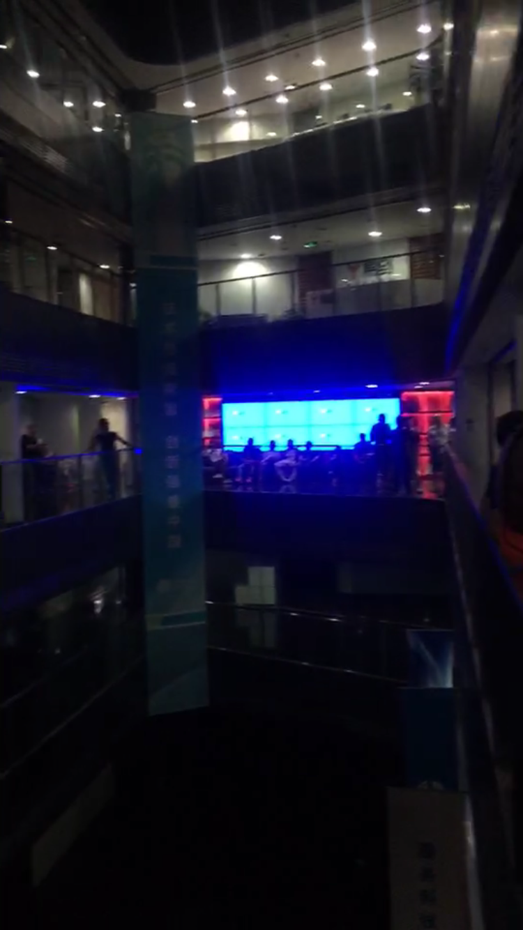 易到總部被司機(jī)圍攻：聲討司機(jī)與警察險發(fā)生沖突-鋒巢網(wǎng)