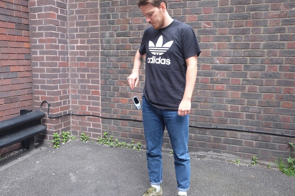 老外高樓測試2017新版 Nokia 3310 ：耐用度不錯-鋒巢網(wǎng)