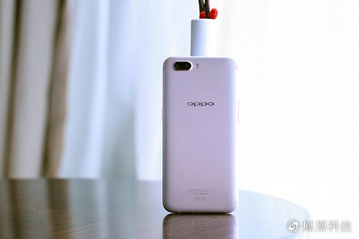 OPPO R11正式發(fā)布 眾多娛樂圈明星助陣售價(jià)2999元-鋒巢網(wǎng)