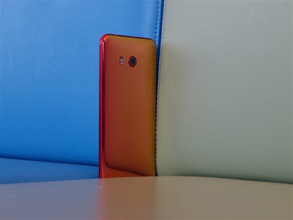 新配色異常亮眼 HTC U11艷陽紅版開啟預(yù)售-鋒巢網(wǎng)