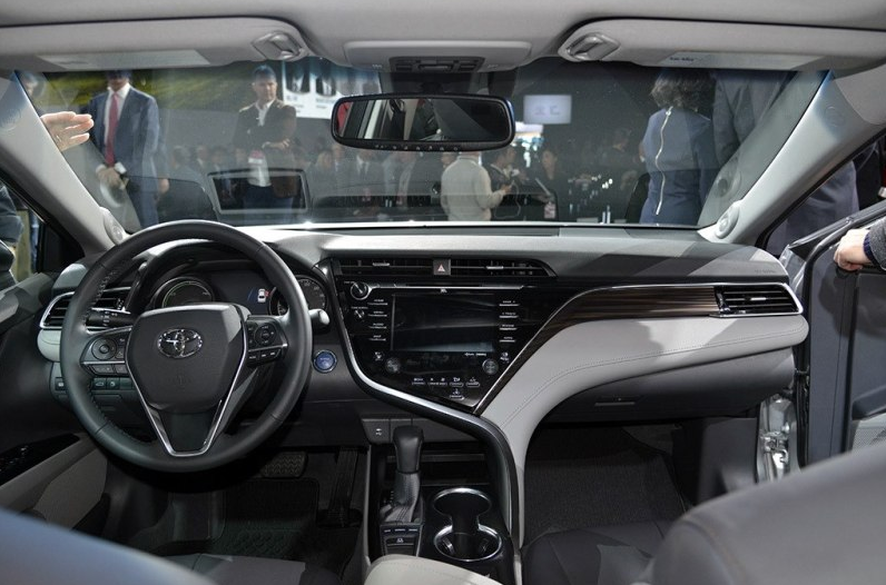 全新豐田凱美瑞11月上市：過(guò)去與現(xiàn)在，你愛(ài)的是哪個(gè)？-鋒巢網(wǎng)