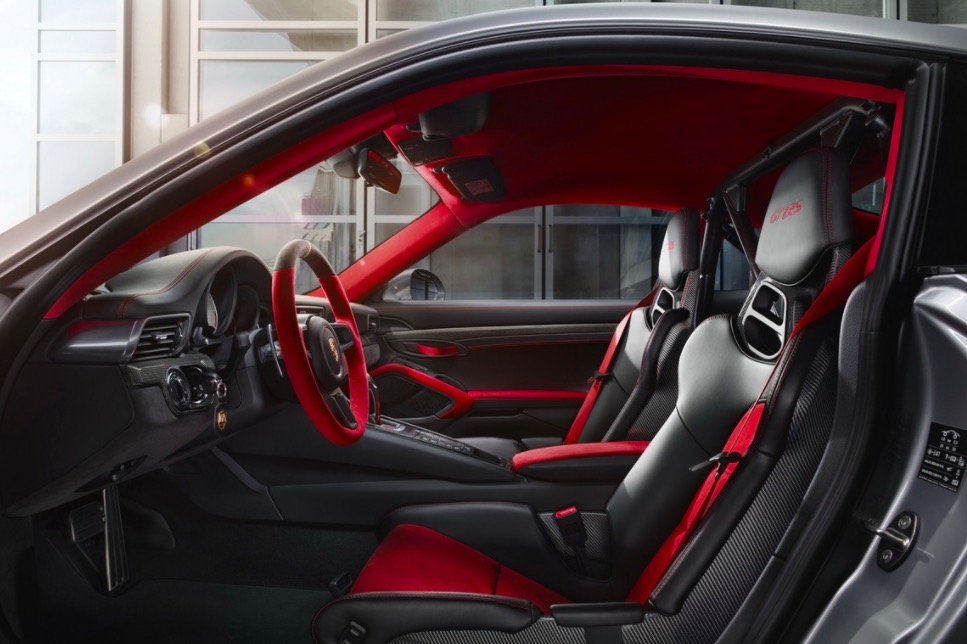 限量1000臺(tái)的超跑新作：保時(shí)捷2018全新911 GT2 RS登陸-鋒巢網(wǎng)