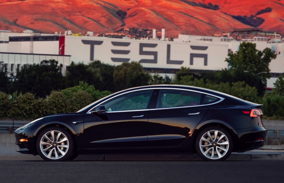 特斯拉CEO生日禮物：首輛Model 3電動(dòng)車(chē)完成生產(chǎn)-鋒巢網(wǎng)