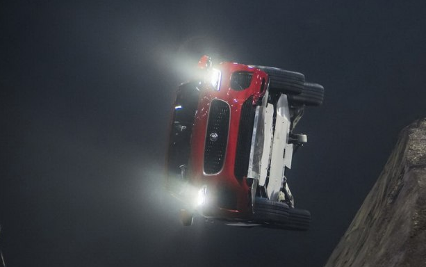 外國人為什么少系列：特技駕駛員開著捷豹旋轉飛上天！-鋒巢網