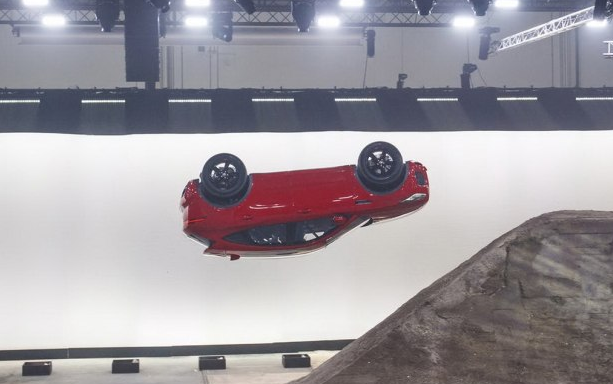 外國人為什么少系列：特技駕駛員開著捷豹旋轉飛上天！-鋒巢網