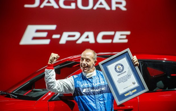 外國人為什么少系列：特技駕駛員開著捷豹旋轉飛上天！-鋒巢網