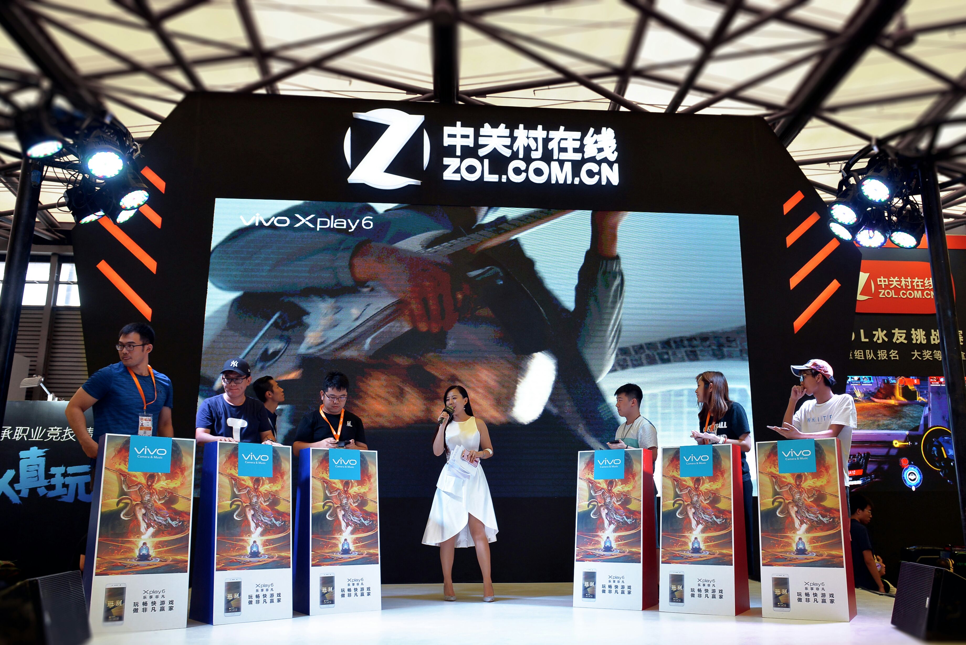 2017chinajoy全新手游必備神器 感受vivo Xplay6的暢快感-鋒巢網(wǎng)