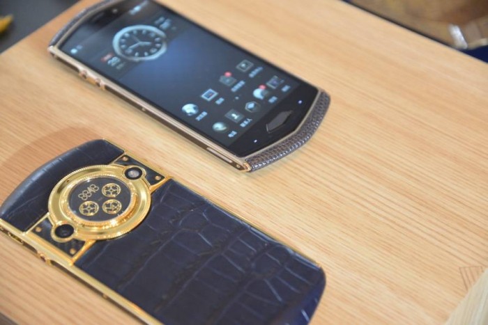 國(guó)產(chǎn)奢華品牌8848發(fā)布M4鈦金手機(jī) 頂配售價(jià)25888元-鋒巢網(wǎng)