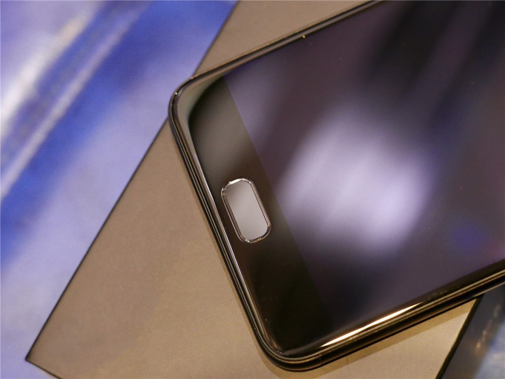 5000mAh大容量電池+雙鏡頭設計 華碩電神4評測-鋒巢網(wǎng)