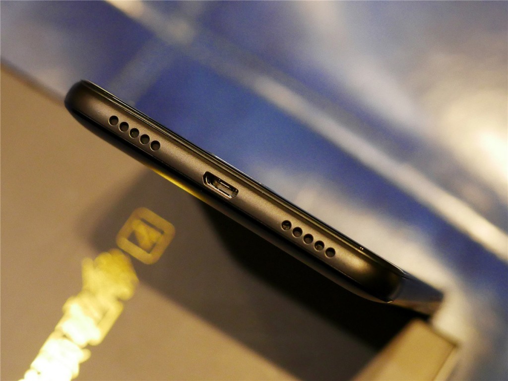 5000mAh大容量電池+雙鏡頭設計 華碩電神4評測-鋒巢網(wǎng)