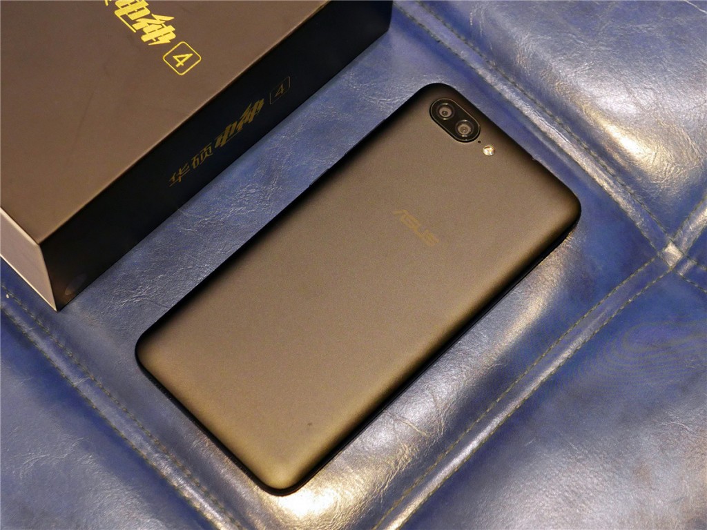 5000mAh大容量電池+雙鏡頭設計 華碩電神4評測-鋒巢網(wǎng)