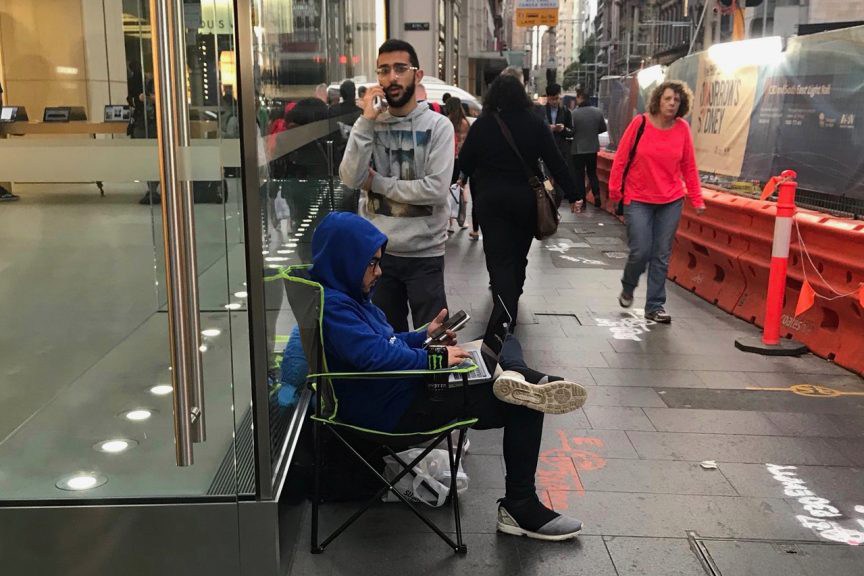 發(fā)布在即，果粉駐守蘋果店門口等待購(gòu)買iPhone X-鋒巢網(wǎng)