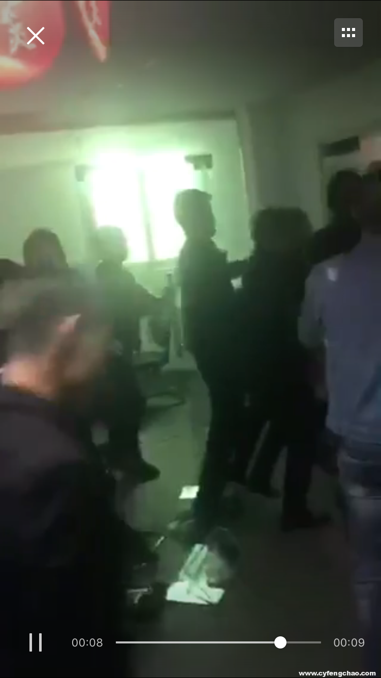 網(wǎng)友爆料：微貸網(wǎng)公司員工被打，前臺被砸-鋒巢網(wǎng)