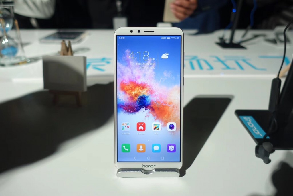 榮耀發(fā)布了一款1299元的“全面屏”手機(jī)，不過(guò)你覺得它夠“全面”嗎-鋒巢網(wǎng)