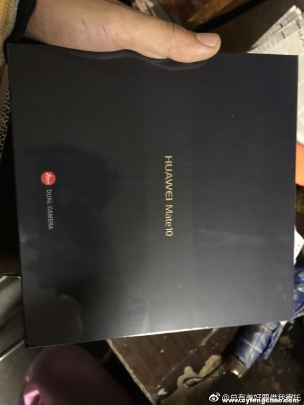 華為Mate 10/Pro真機(jī)與包裝盒曝光:保時(shí)捷版售價(jià)或近1萬(wàn)-鋒巢網(wǎng)