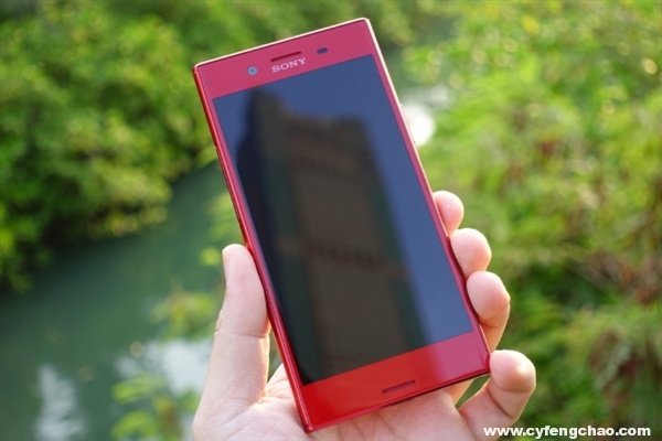索尼Xperia XZ Premium鏡紅版真機(jī)亮相 全面屏大潮下的最后堅(jiān)守者？-鋒巢網(wǎng)