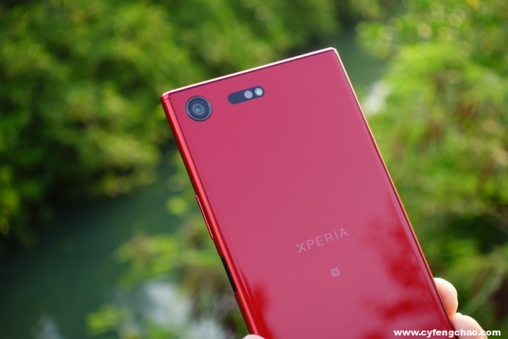 索尼Xperia XZ Premium鏡紅版真機(jī)亮相 全面屏大潮下的最后堅(jiān)守者？-鋒巢網(wǎng)