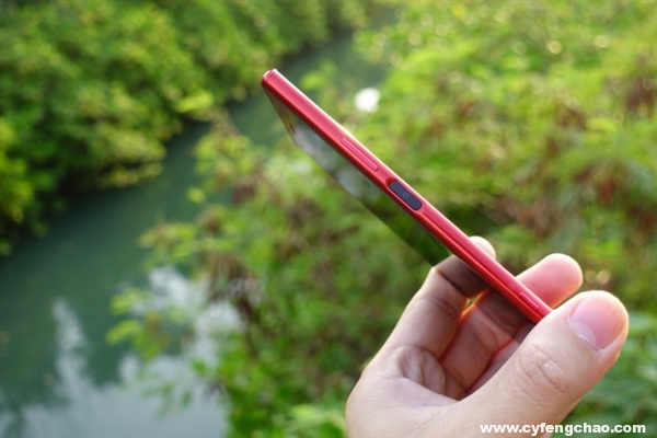 索尼Xperia XZ Premium鏡紅版真機(jī)亮相 全面屏大潮下的最后堅(jiān)守者？-鋒巢網(wǎng)