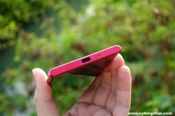 索尼Xperia XZ Premium鏡紅版真機(jī)亮相 全面屏大潮下的最后堅(jiān)守者？-鋒巢網(wǎng)