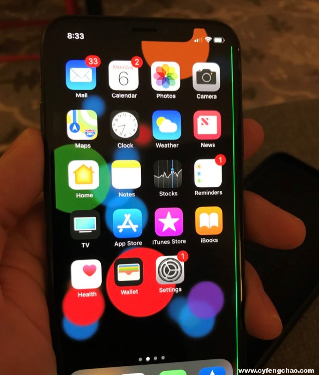 iPhone X屏幕出現(xiàn)綠色亮條故障：三星OLED面板的鍋？-鋒巢網(wǎng)