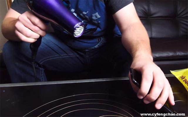 成冰塊的iPhoneX高空拋下 用吹風(fēng)筒救活了-鋒巢網(wǎng)