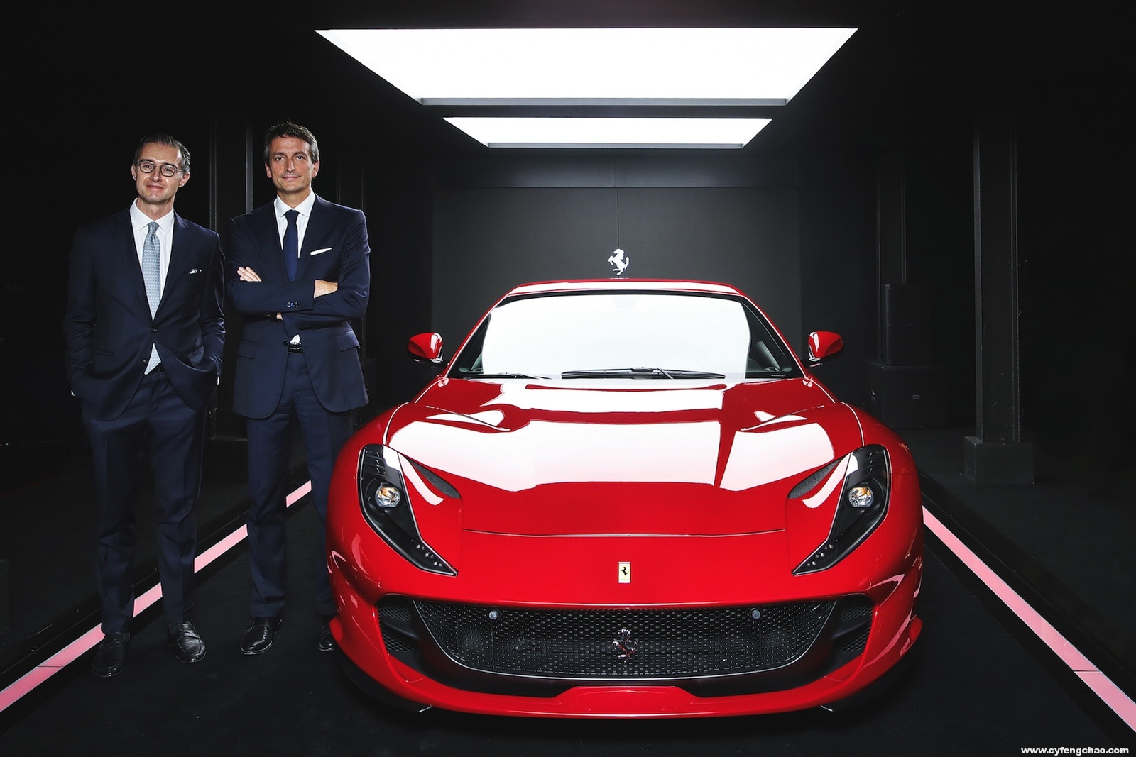 騷爆：法拉利812 Superfast，搭載最高性能V12引擎登錄香港-鋒巢網(wǎng)