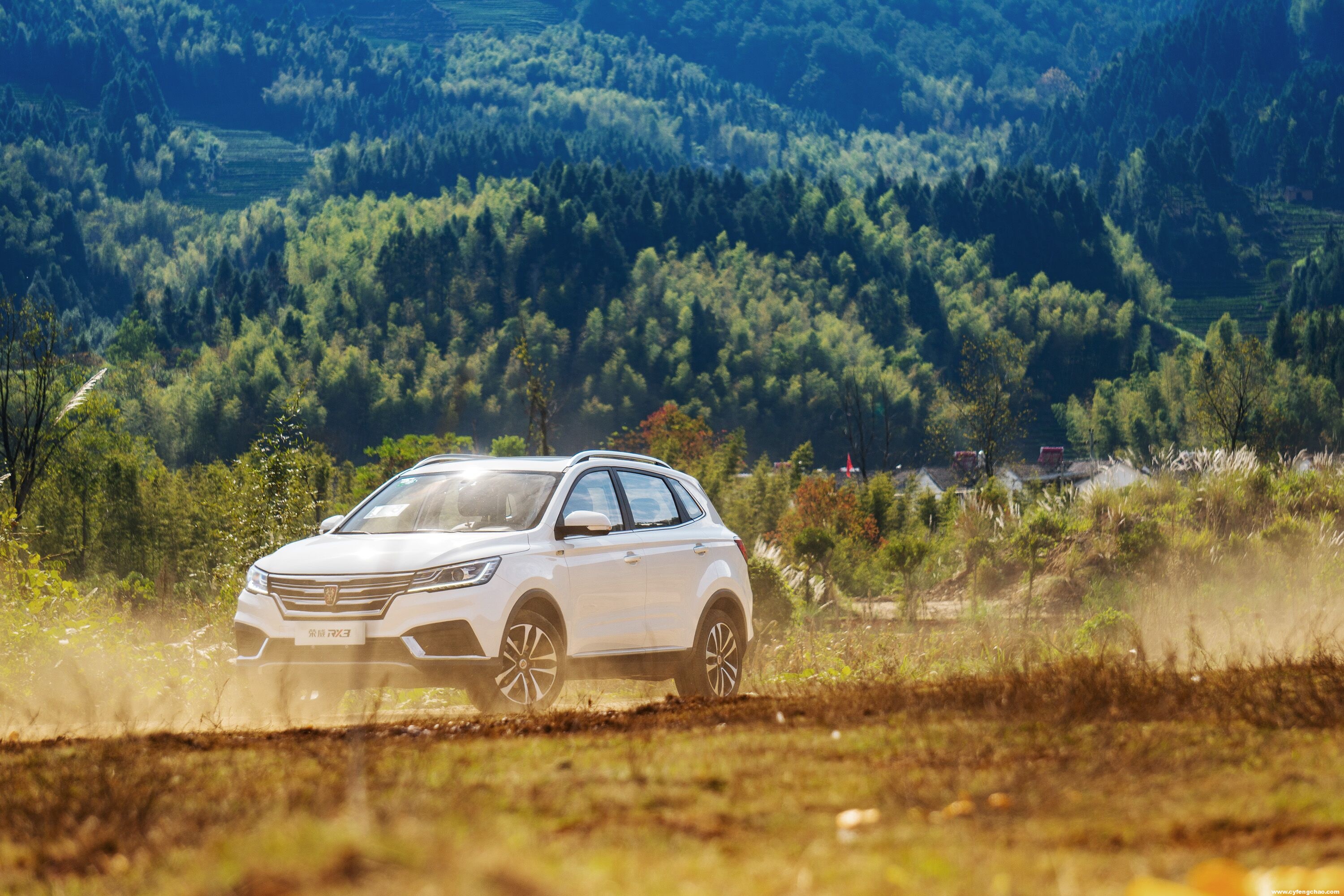 上汽榮威RX3：斗志昂揚(yáng)的斜杠青年！-鋒巢網(wǎng)