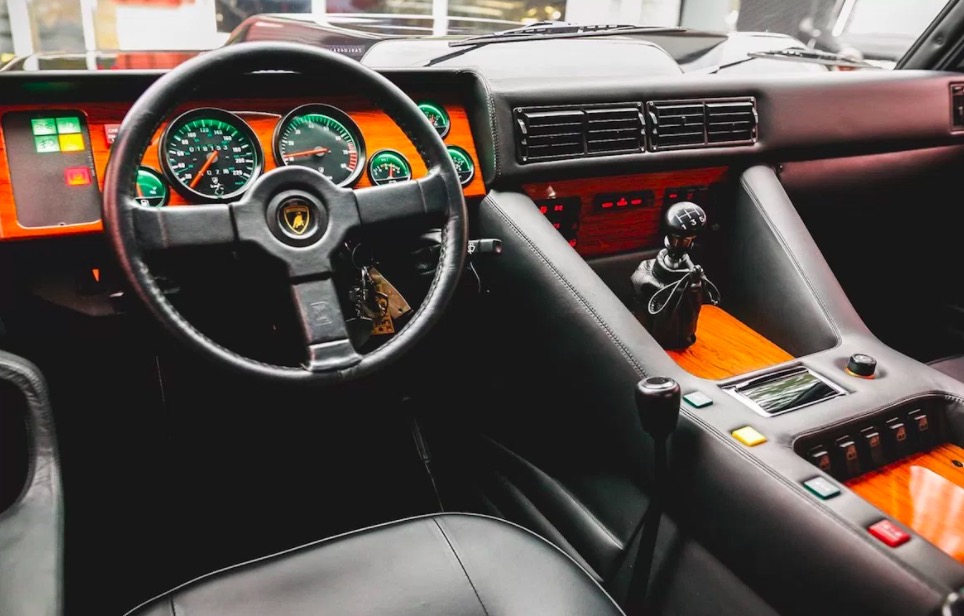 霸氣側(cè)漏：蘭博基尼首輛 SUV以$47萬(wàn)美元在紐約拍出-鋒巢網(wǎng)