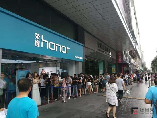 榮耀 從“跟隨”到“破局”，華為四年前種下的這畝試驗田成功了-鋒巢網(wǎng)