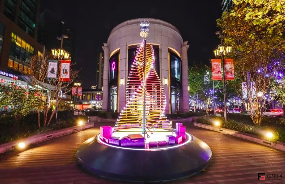 亮了！戴森用自家科技產(chǎn)品打造10米高圣誕樹(shù)-鋒巢網(wǎng)