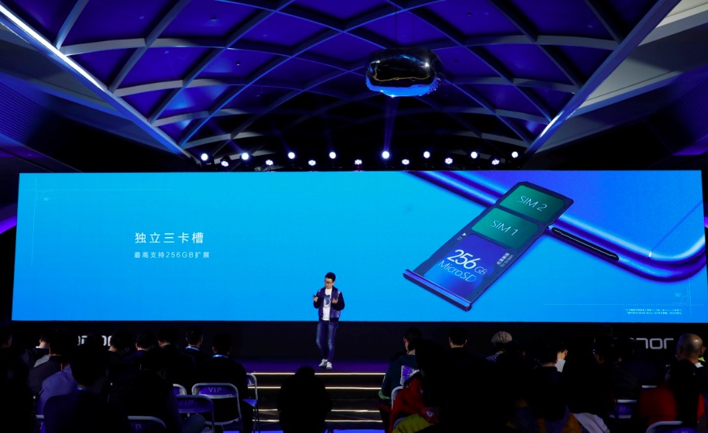 人臉識(shí)別引領(lǐng)7項(xiàng)驚喜 899元榮耀暢玩7C VERY“耐撕”-鋒巢網(wǎng)