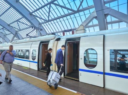 拉風(fēng)又科技，行李箱秒變坐騎-鋒巢網(wǎng)