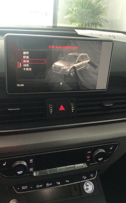 18款奧迪Q5到店，售價曝光，網(wǎng)友：這售價能把奔馳寶馬打趴下-鋒巢網(wǎng)