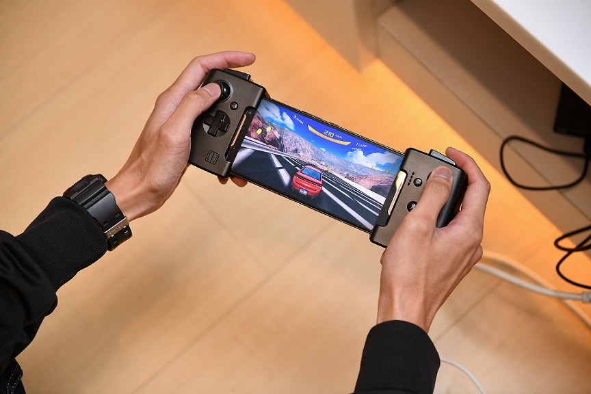 華碩ROG發(fā)布了一款自帶光環(huán)的游戲手機(jī)-鋒巢網(wǎng)