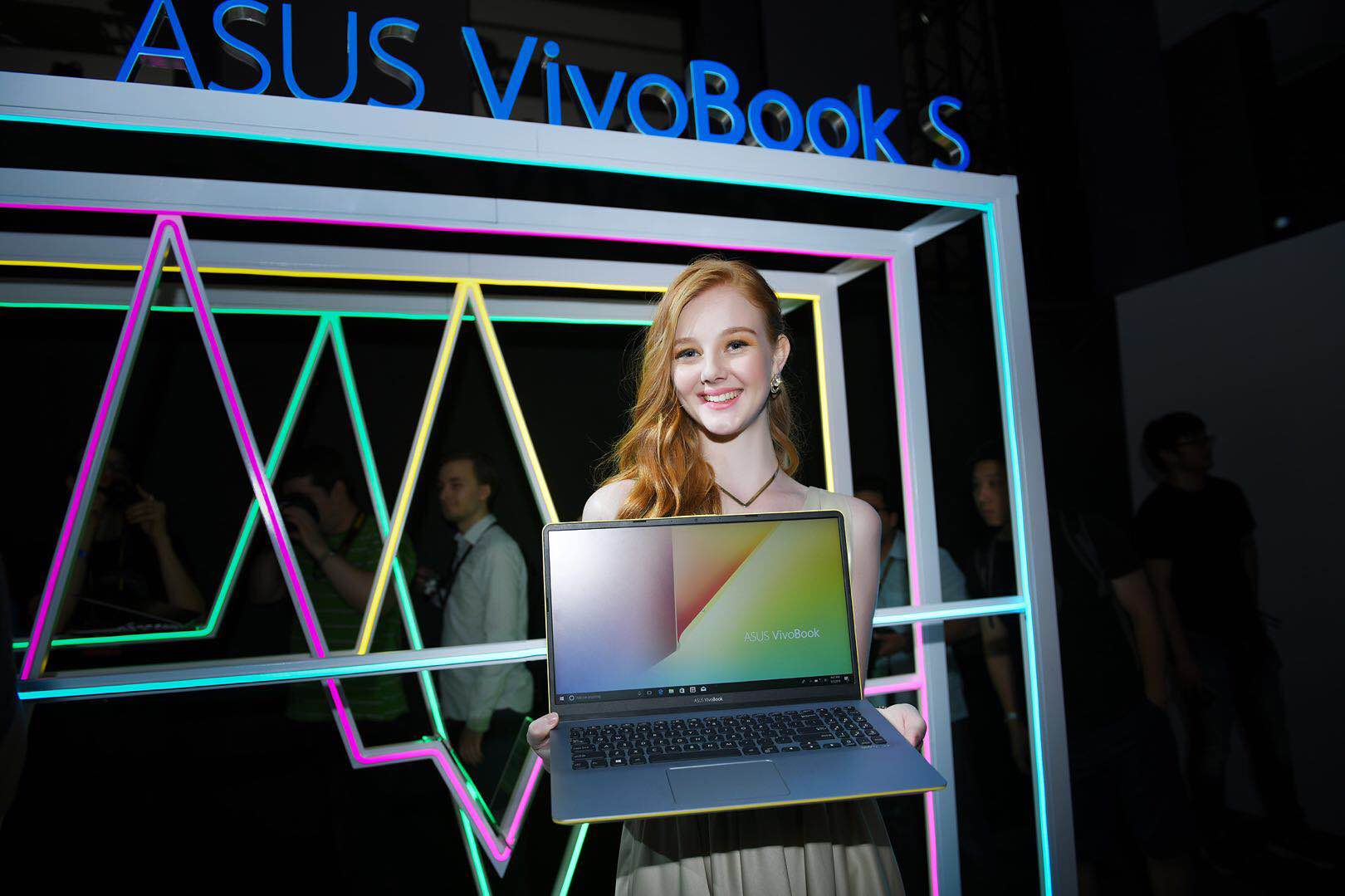 驚艷COMPUTEX2018 蓋爾·加朵為華碩全新靈耀輕薄本-鋒巢網(wǎng)