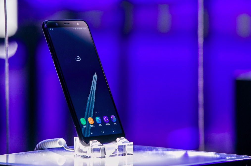 2400萬(wàn)AI純粹美拍，三星做出了一款年輕人都愛(ài)的智能手機(jī)-鋒巢網(wǎng)