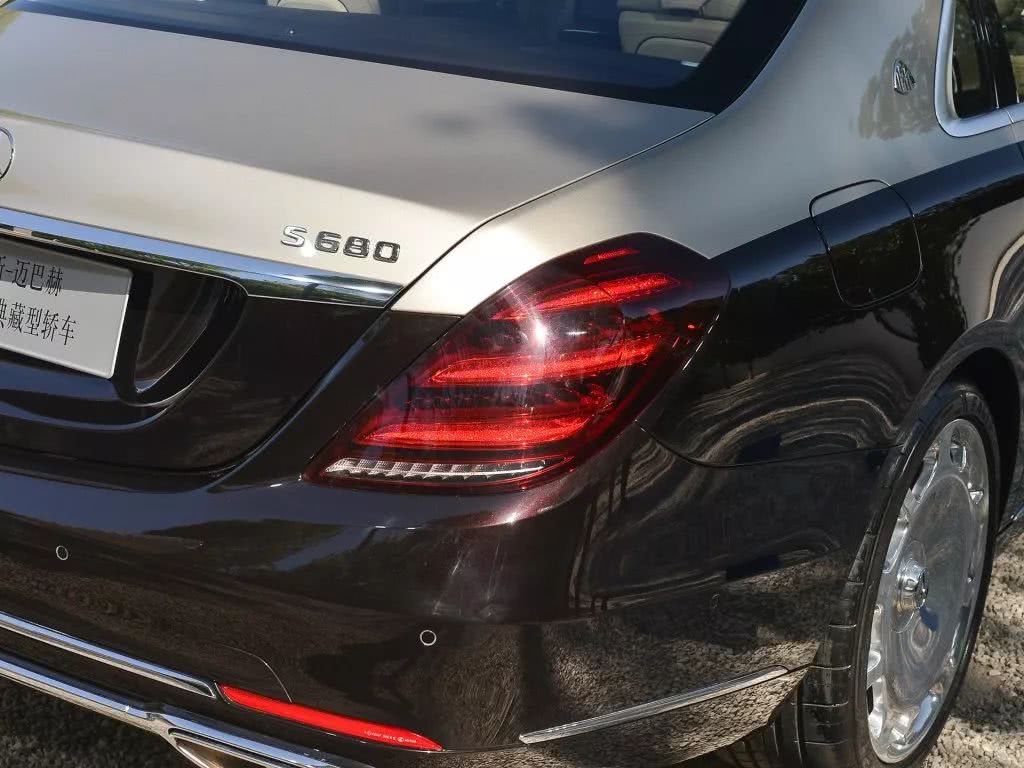 邁巴赫S680，帶你見識土豪的生活！-鋒巢網(wǎng)
