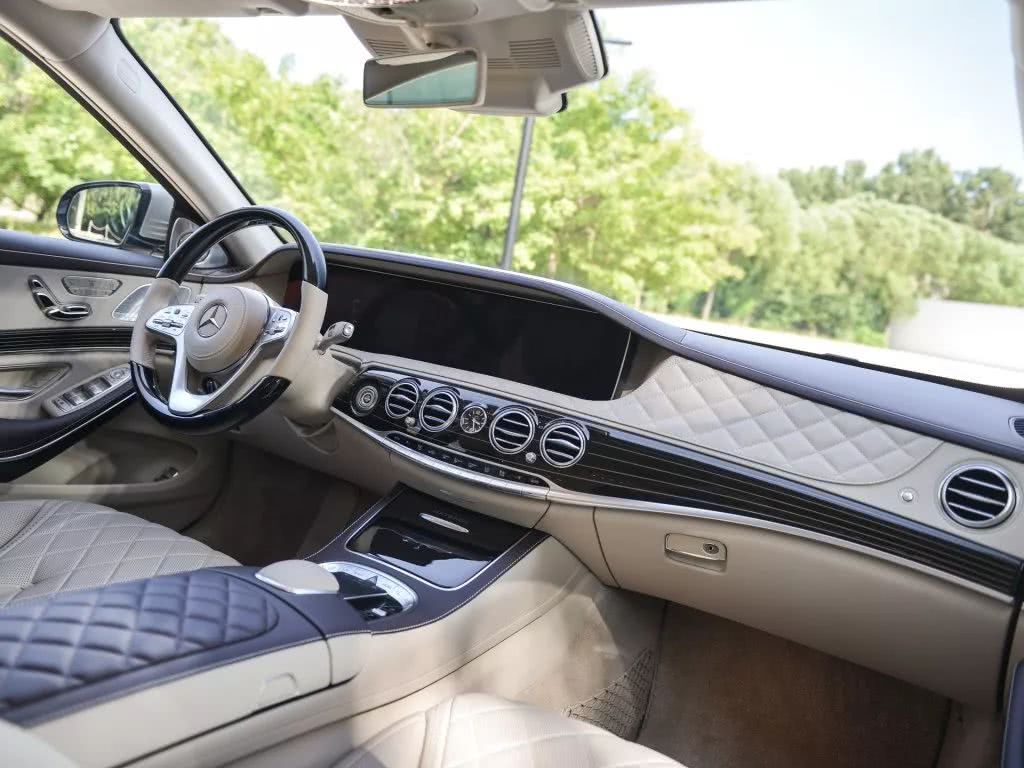 邁巴赫S680，帶你見識土豪的生活！-鋒巢網(wǎng)