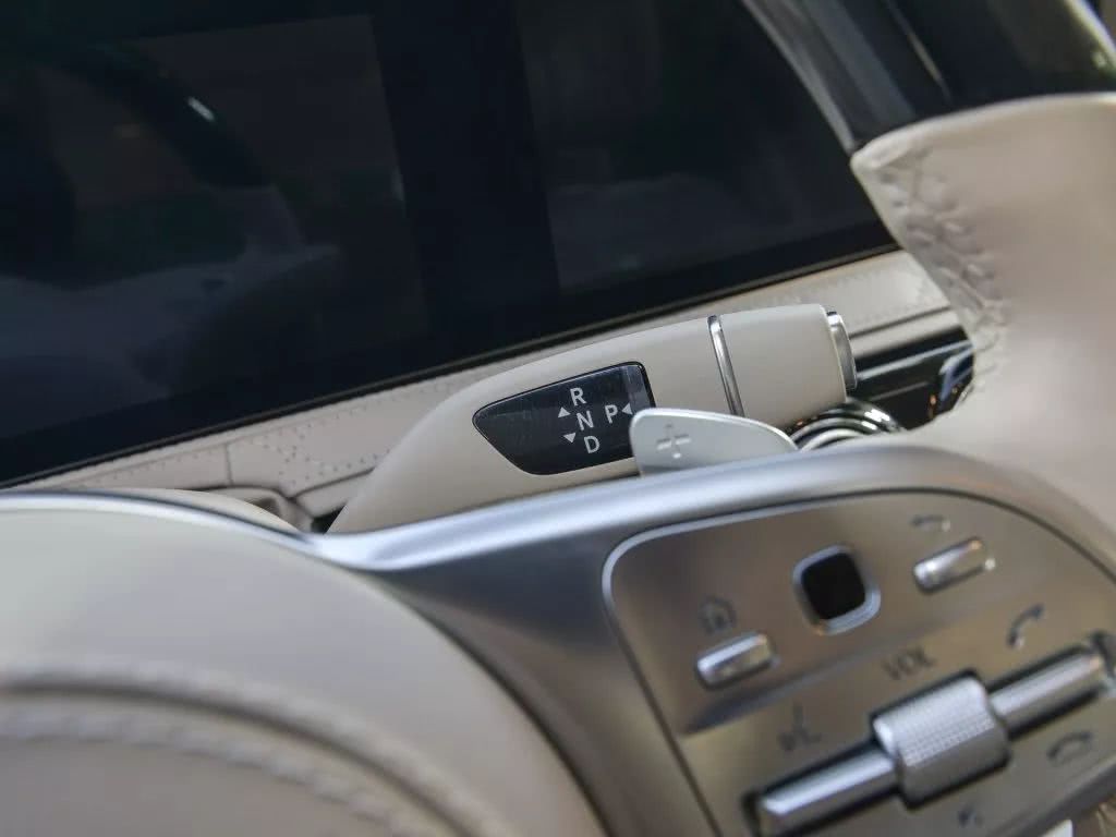 邁巴赫S680，帶你見識土豪的生活！-鋒巢網(wǎng)