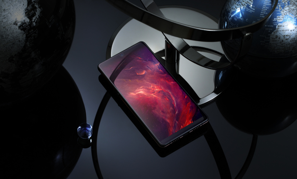 羅永浩直播聊三匹黑馬，全新8G+512G版堅果R1今日發(fā)售-鋒巢網(wǎng)