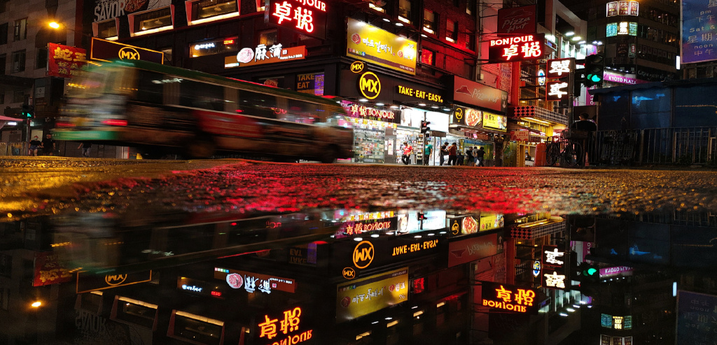 羅永浩直播聊三匹黑馬，全新8G+512G版堅果R1今日發(fā)售-鋒巢網(wǎng)