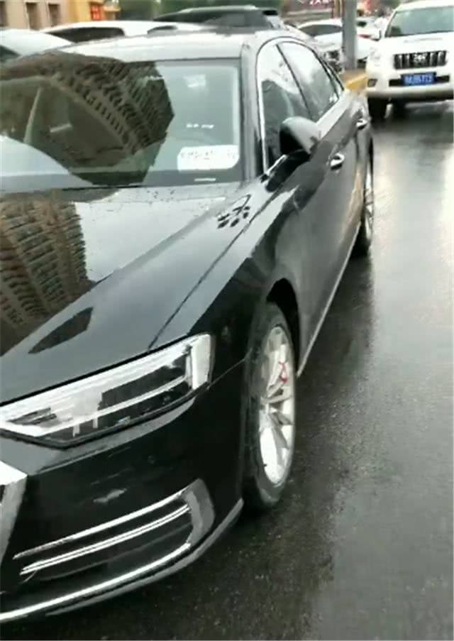 全新奧迪A8百公里加速僅需5.7秒，尾燈氣場(chǎng)十足！-鋒巢網(wǎng)