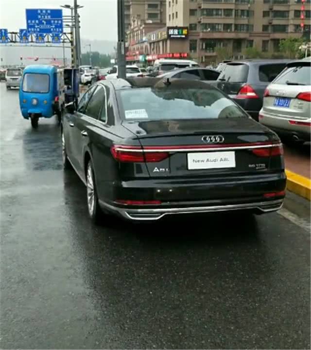 全新奧迪A8百公里加速僅需5.7秒，尾燈氣場(chǎng)十足！-鋒巢網(wǎng)