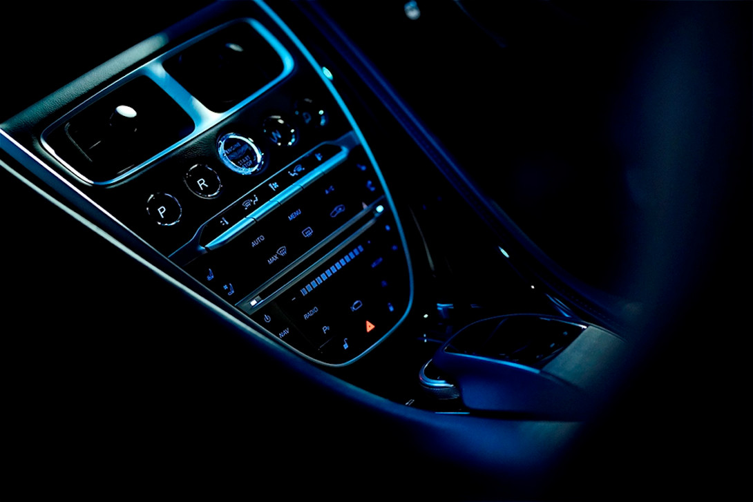 Aston Martin  DBS Superleggera 超輕量化新作現(xiàn)身-鋒巢網(wǎng)