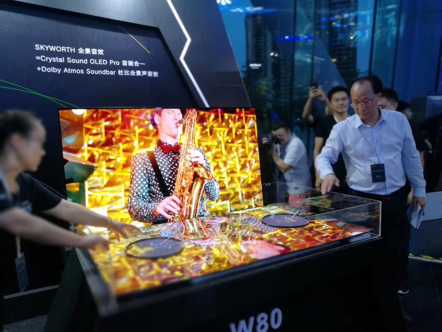 10年奠定OLED王者之路：創(chuàng)維再次定義行業(yè)第一-鋒巢網(wǎng)