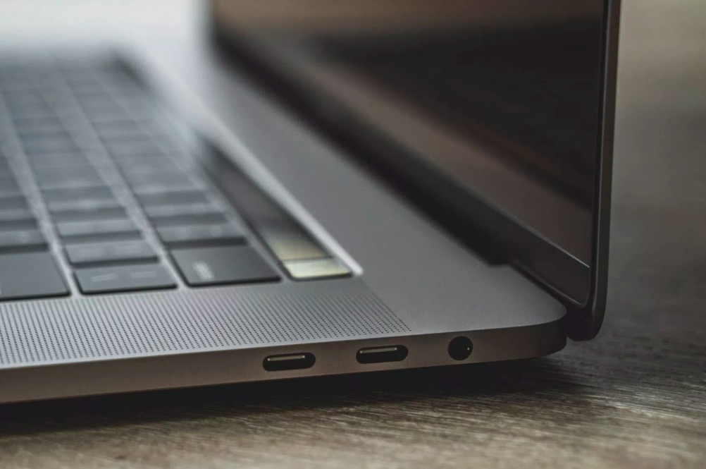 蘋果2018 新版別 MacBook Pro 開箱圖賞-鋒巢網(wǎng)