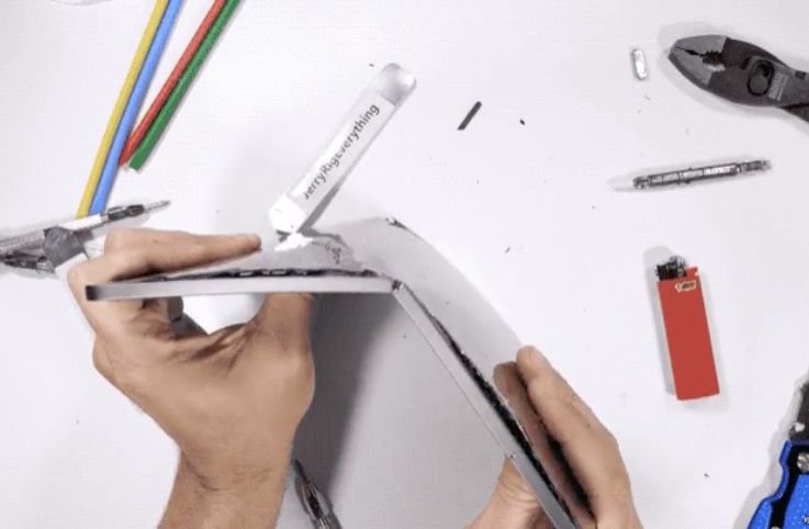 蘋果新一代iPad Pro很容易就被掰彎-鋒巢網(wǎng)