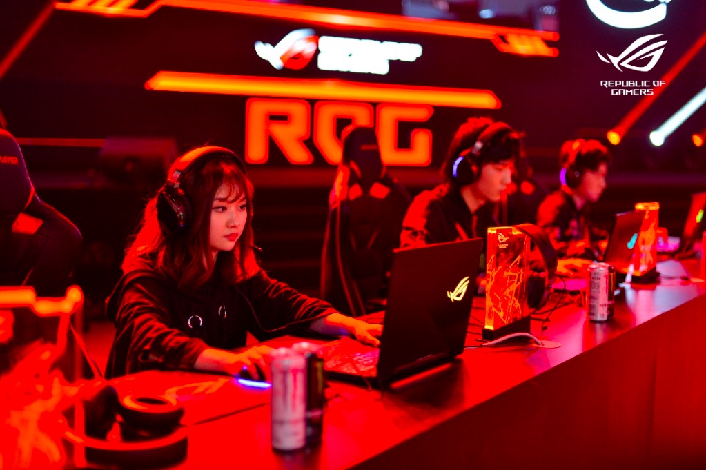 燃爆信仰之夜 2018 ROG DAY暨RW俱樂(lè)部周年慶生會(huì)-鋒巢網(wǎng)